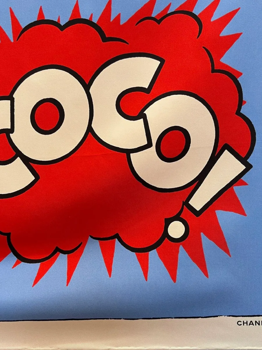Крупный план сектора шёлкового платка с надписью Coco на красном фоне
