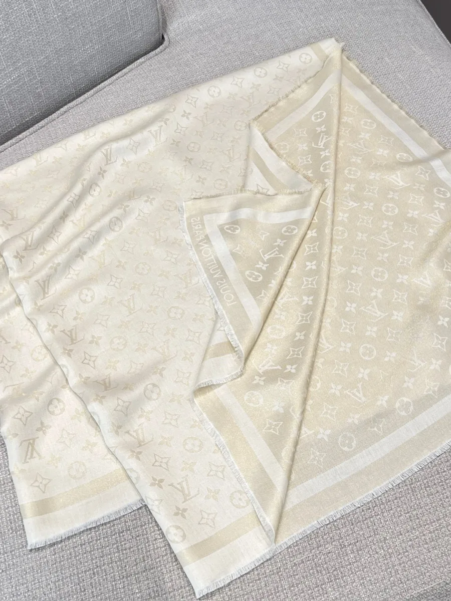 Бежевая жаккардовая шаль с узором Monogram на вешалке