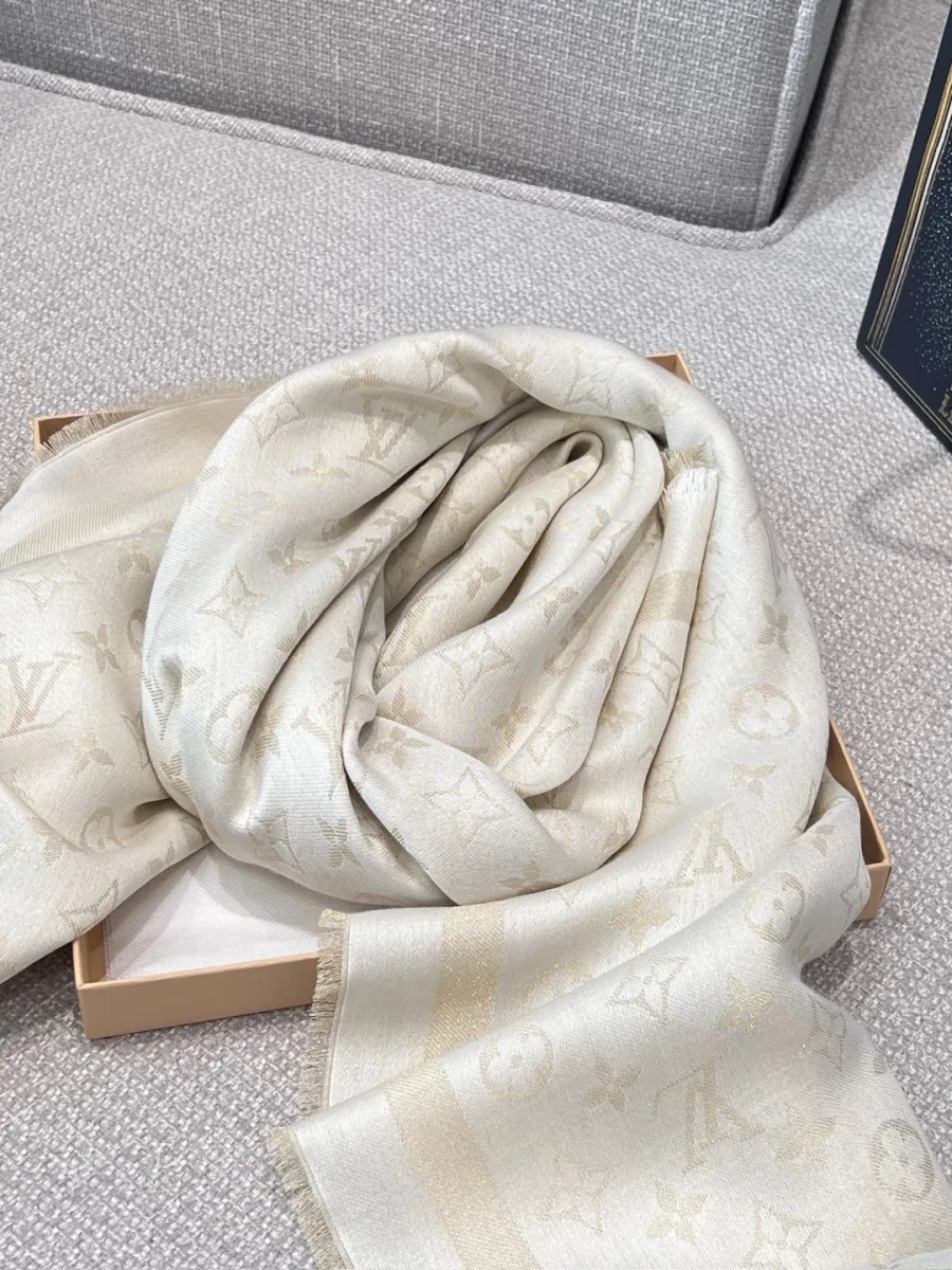 Бежевая шаль Monogram Shine в сложенном виде рядом с коробкой