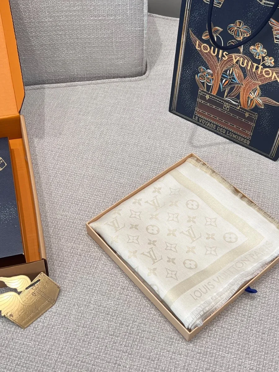 Сложенная шаль в фирменной коробке и подарочный пакет
