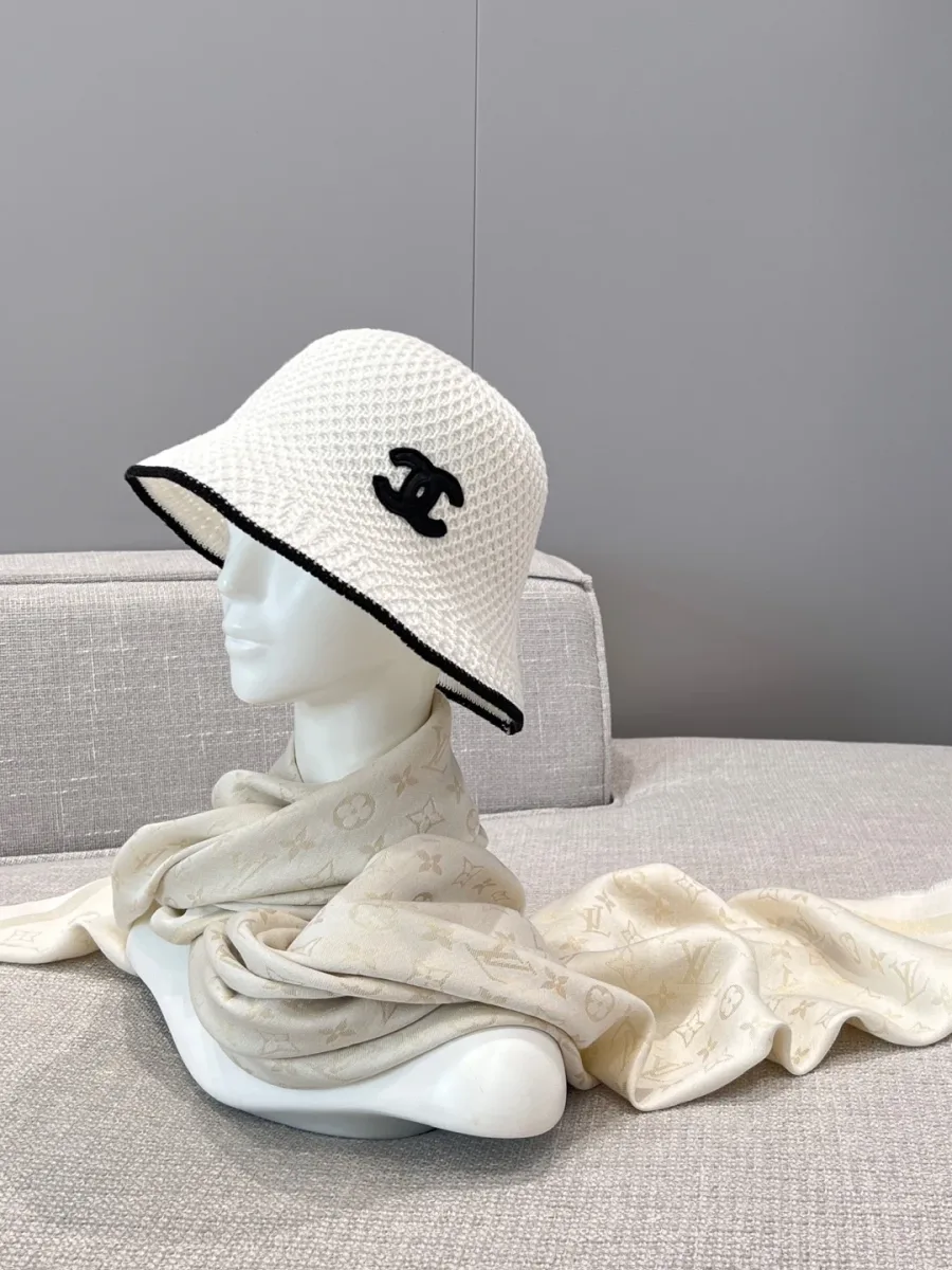 Шаль с узором Monogram, задрапированная на шее манекена