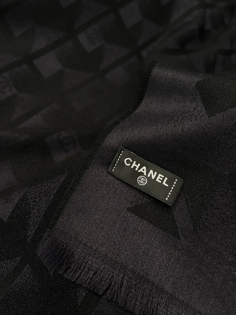Фирменная тканевая бирка Chanel на чёрной шали с бахромой