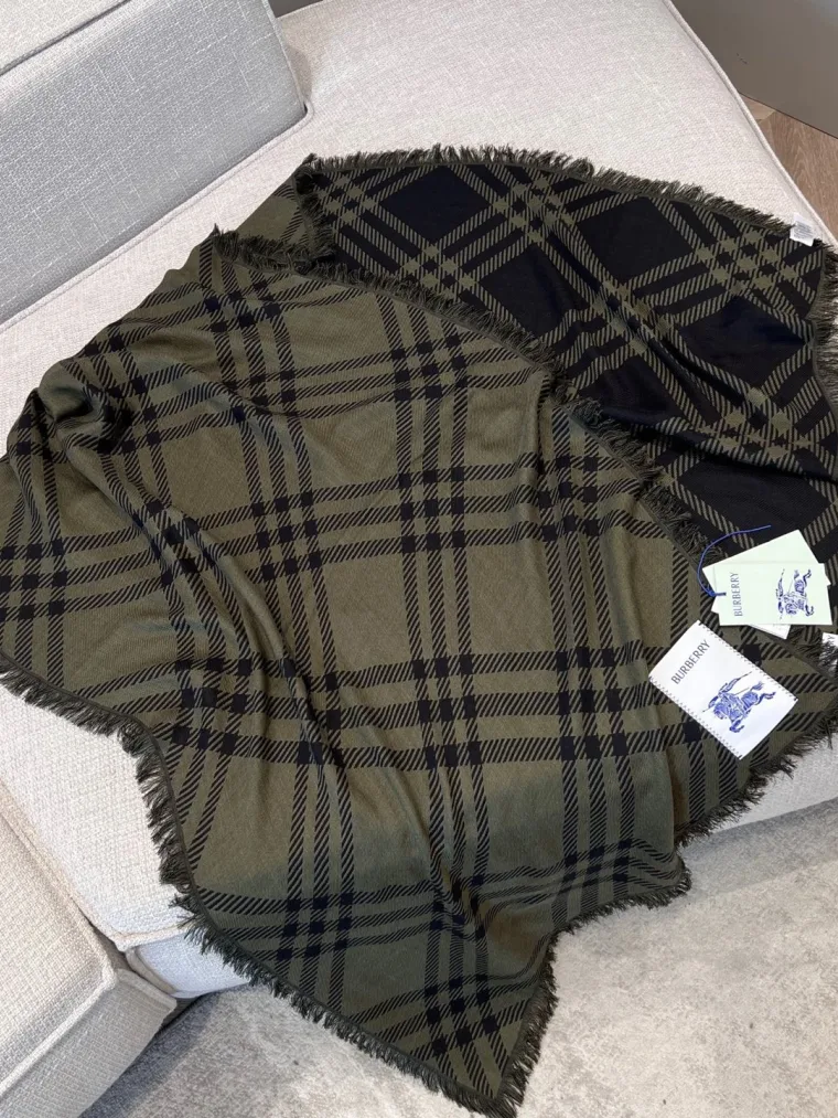 Burberry Зелёный шарф в клетку с бахромой