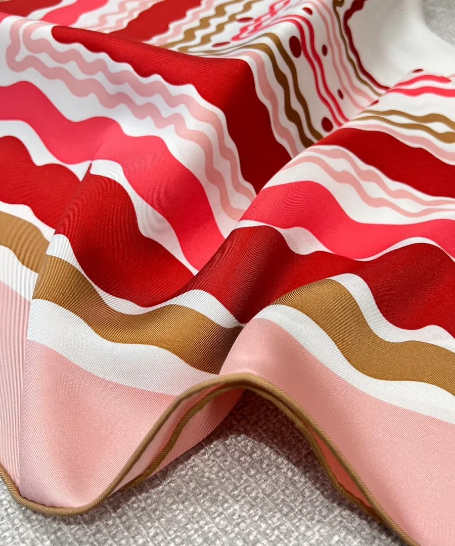 Складки и аккуратно обработанный край шёлкового платка