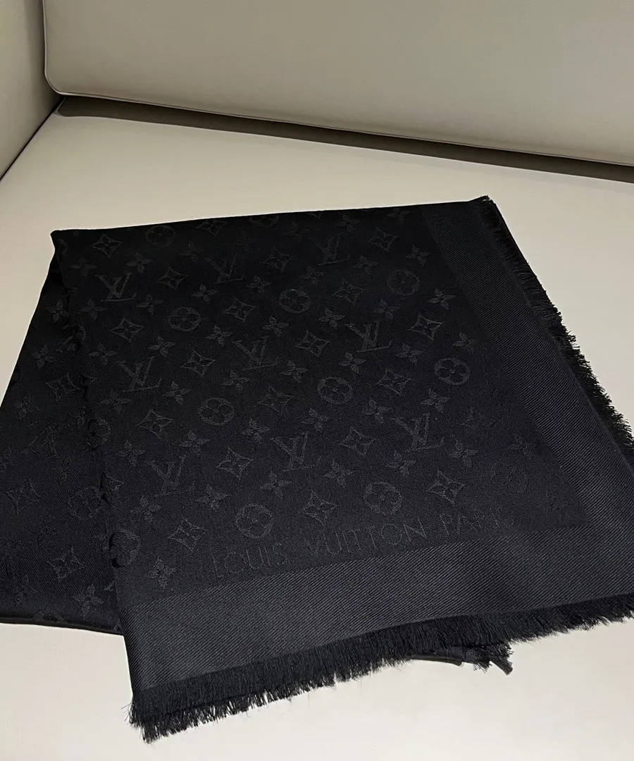 Чёрная жаккардовая шаль Monogram, аккуратно сложенная на светлой поверхности