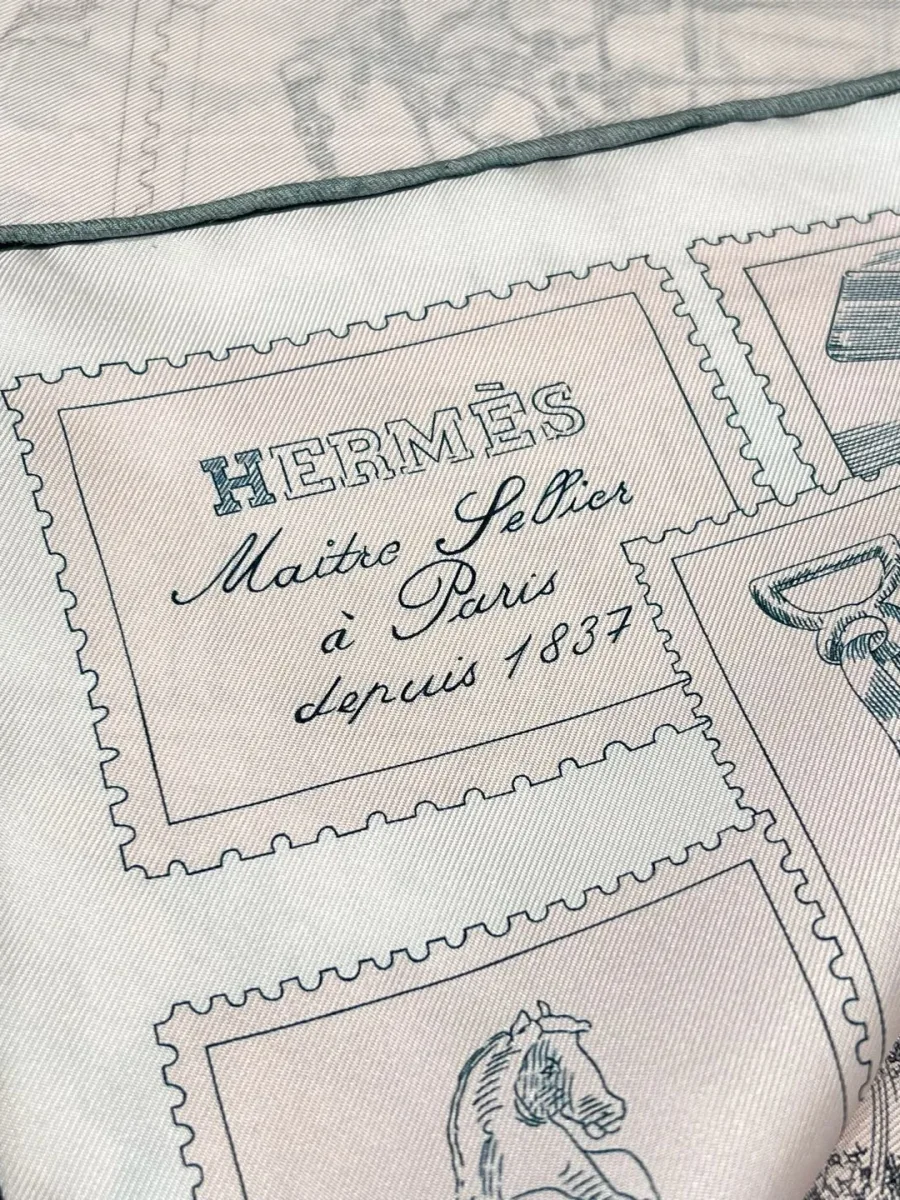 Фрагмент платка с принтом почтовой марки и надписью Hermès Maître Sellier