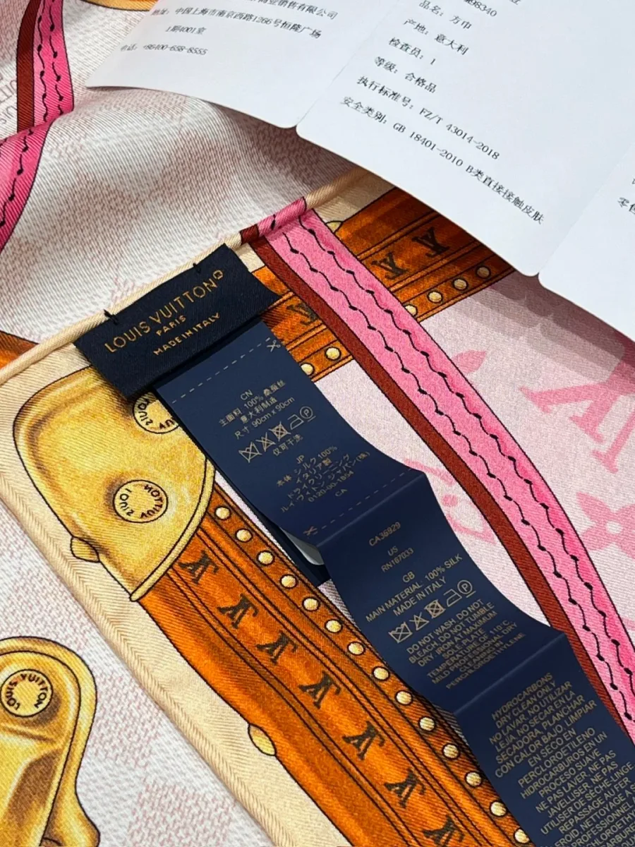 Текстильная бирка Louis Vuitton с составом ткани на шёлковом платке