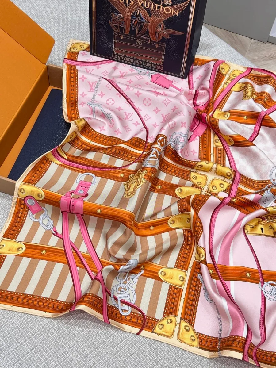 Драпированный шёлковый платок Louis Vuitton на фоне подарочной упаковки
