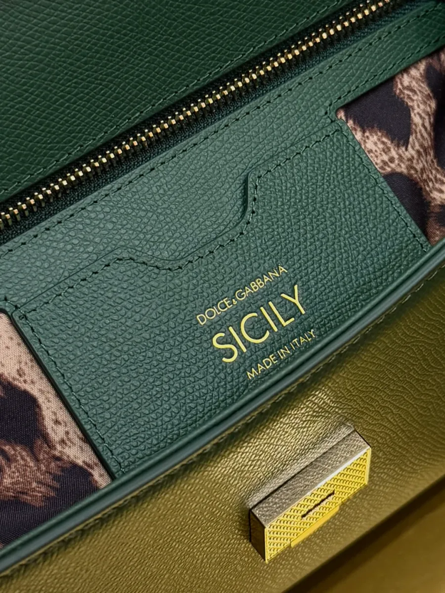 Внутренний кожаный карман с золотистым тиснением Sicily и леопардовой подкладкой