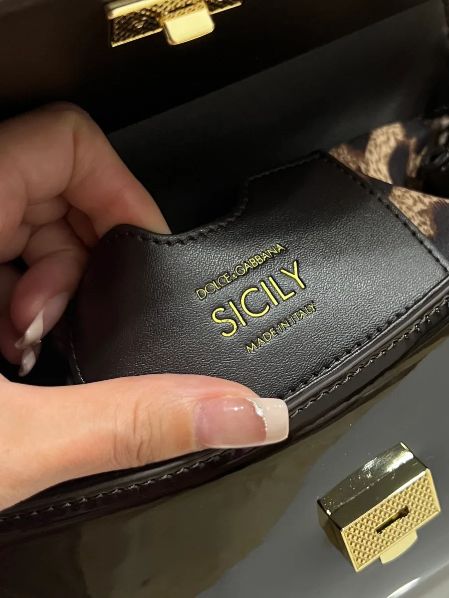 Внутренний кожаный карман с золотистым тиснением Dolce & Gabbana Sicily