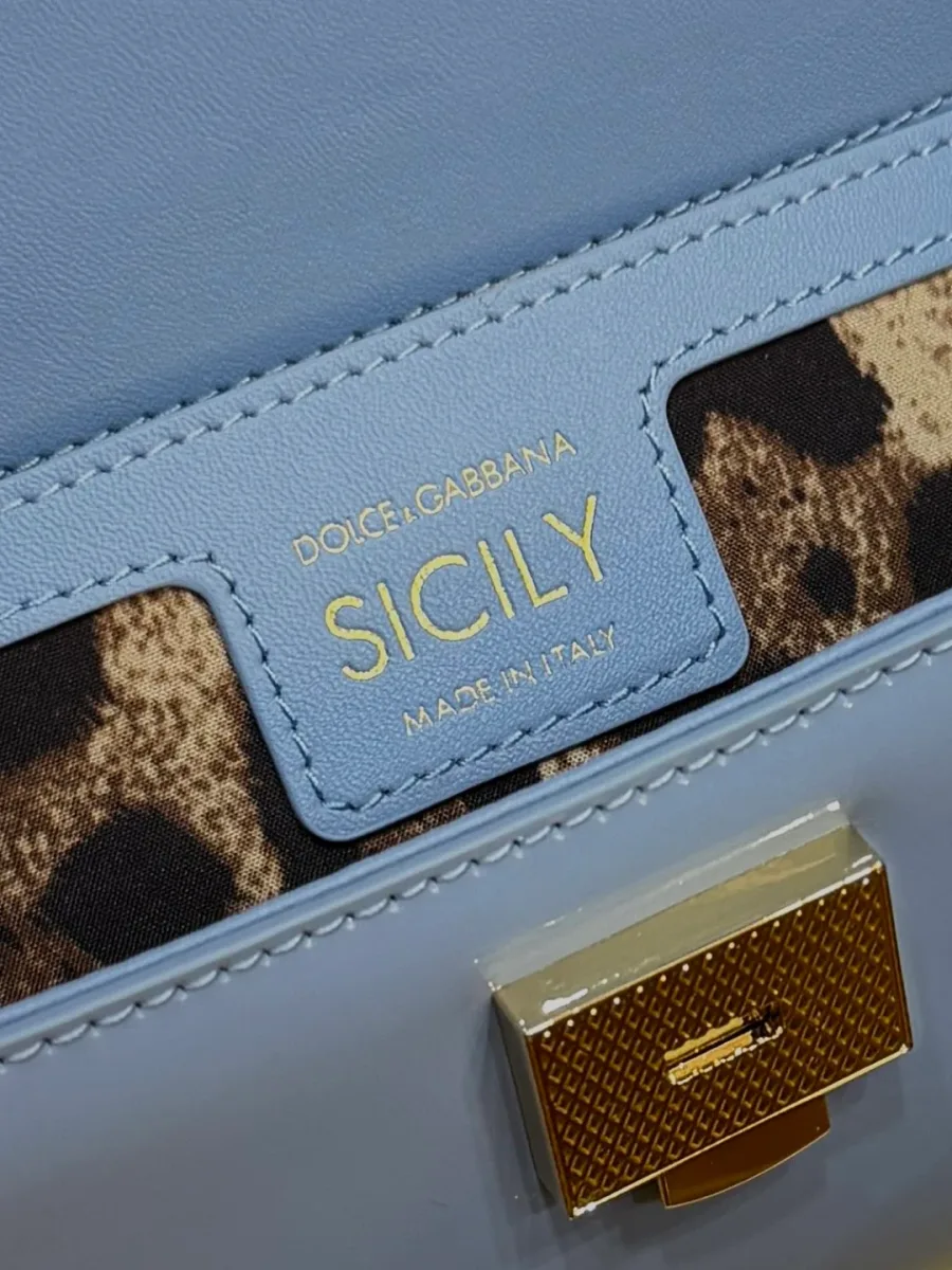 Внутренняя кожаная нашивка с тиснением Sicily и металлический замок крупным планом