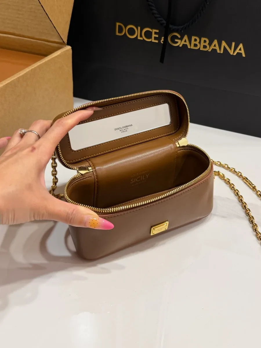 Сумка-кейс Dolce & Gabbana в открытом виде с встроенным зеркалом под крышкой