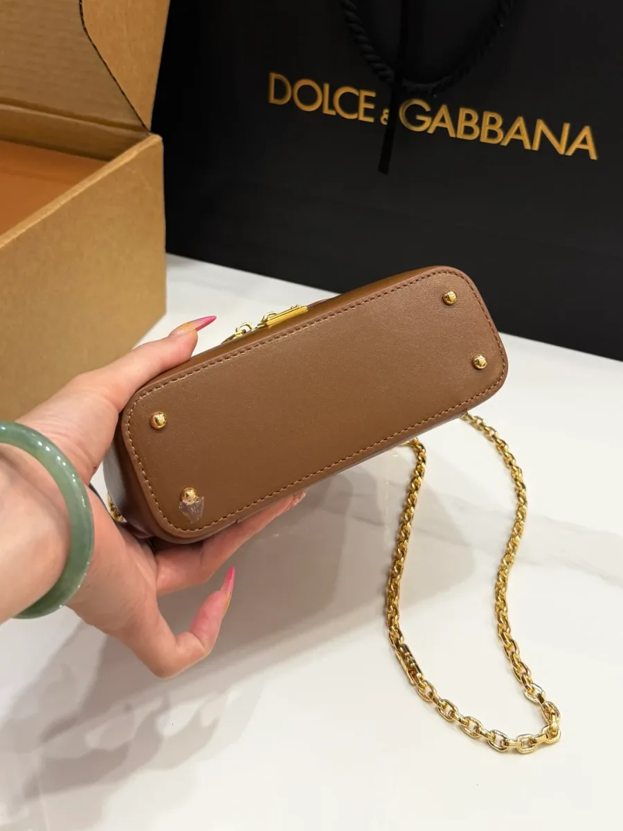 Нижняя часть сумки Dolce & Gabbana с четырьмя защитными металлическими ножками
