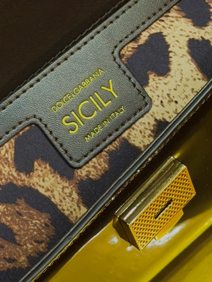 Крупный план внутренней нашивки с тиснением Sicily и леопардовой подкладки