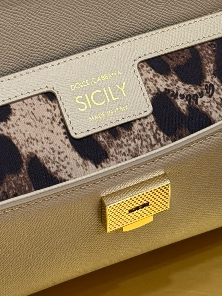 Крупный план внутренней отделки с леопардовым принтом, нашивкой Sicily и замком