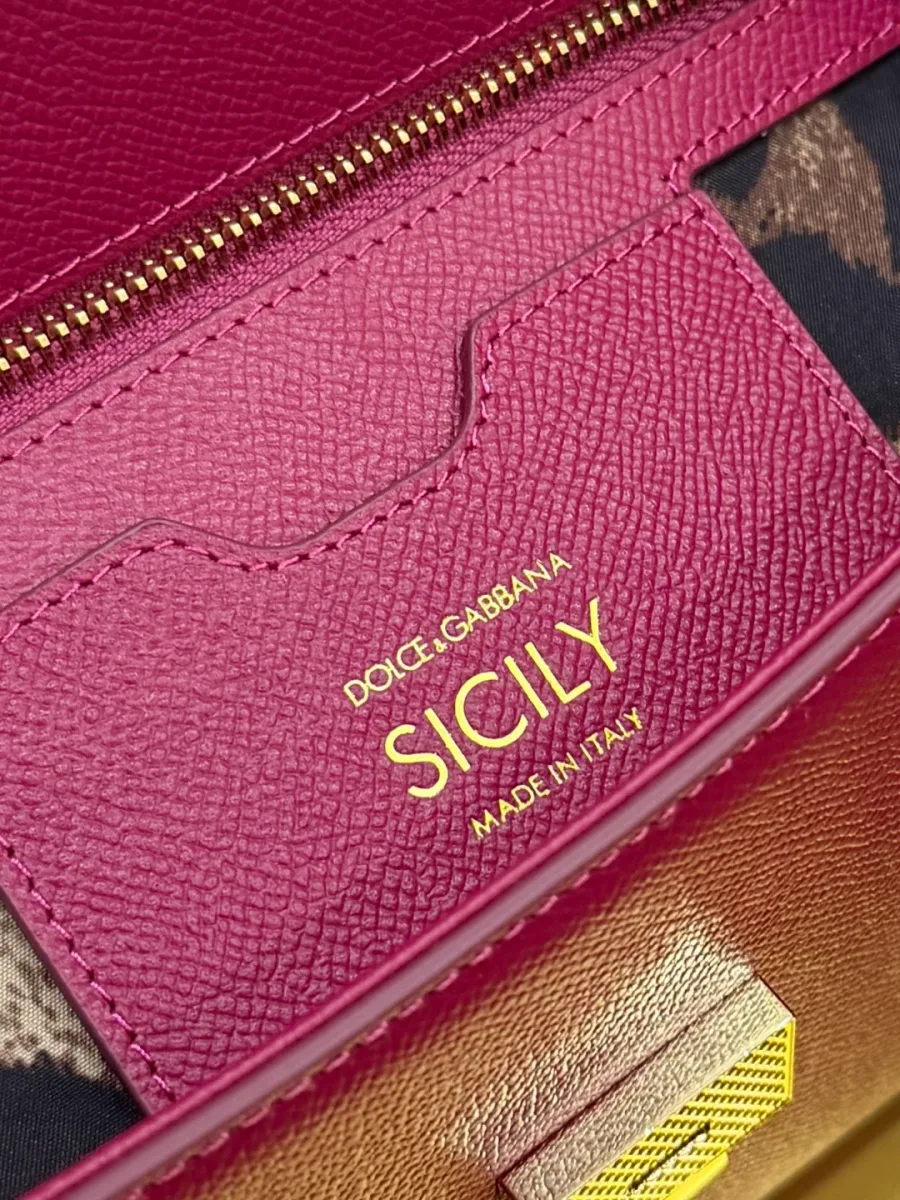 Внутренний карман с молнией, кожаным слотом и золотистым тиснением Sicily