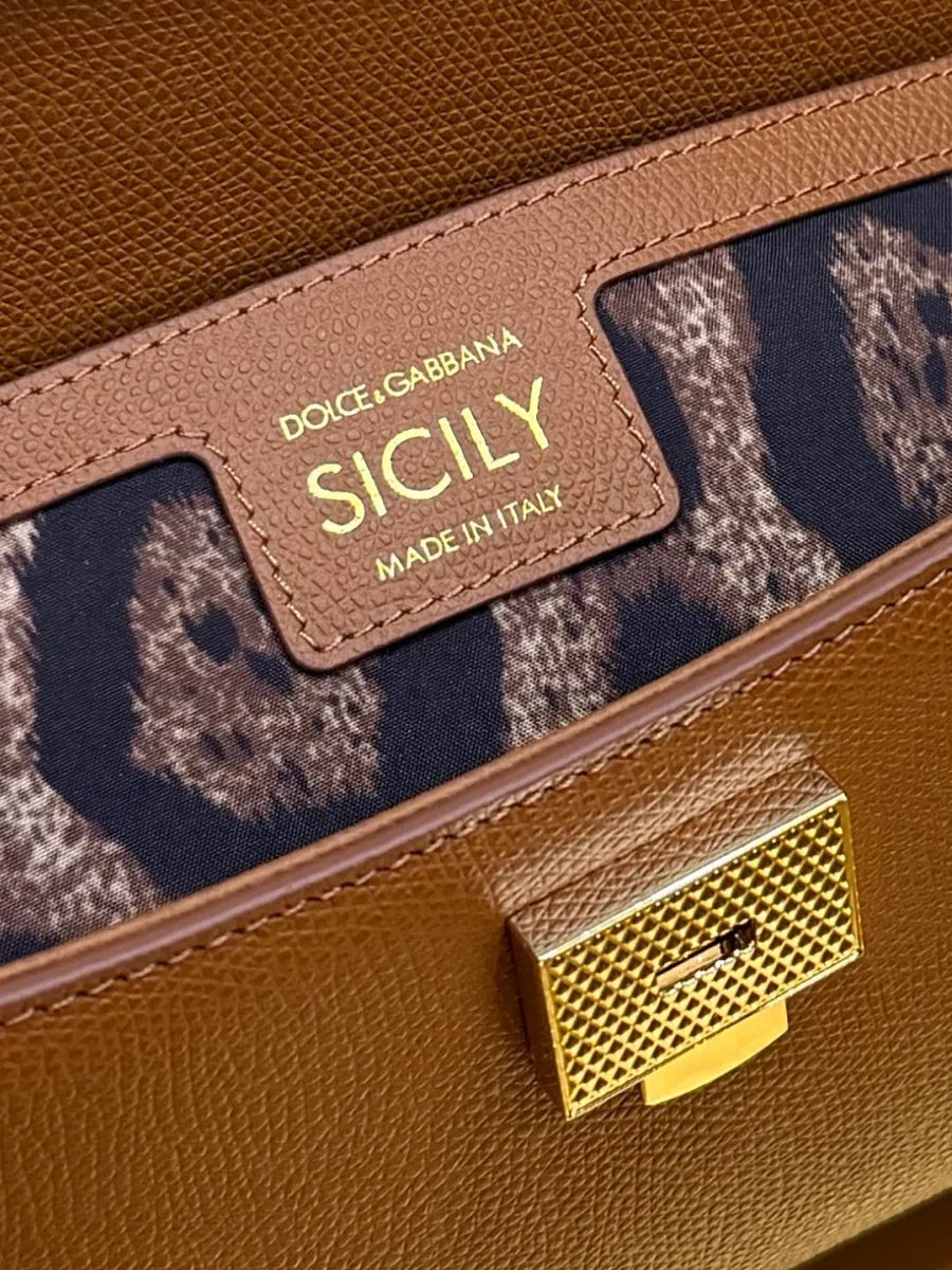 Крупный план внутренней бирки с тиснением Sicily, леопардовой подкладки и замка