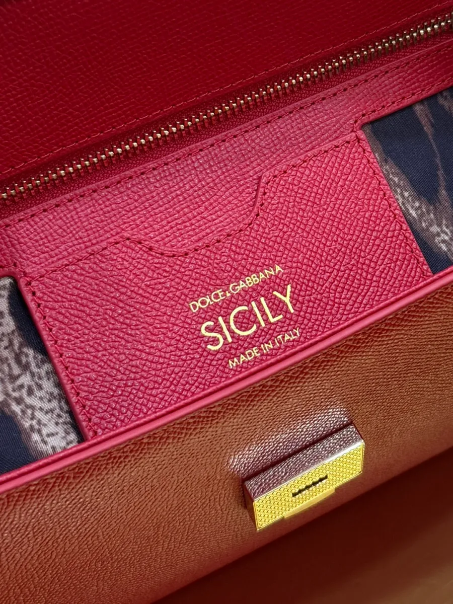 Внутренний кожаный карман с золотистым тиснением Sicily и леопардовой подкладкой