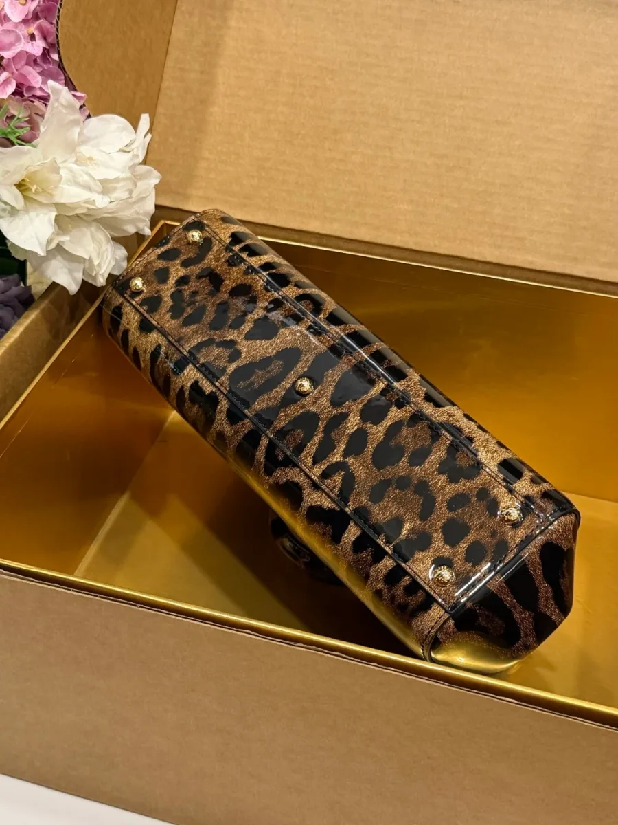 Нижняя панель сумки Dolce & Gabbana с металлическими защитными ножками