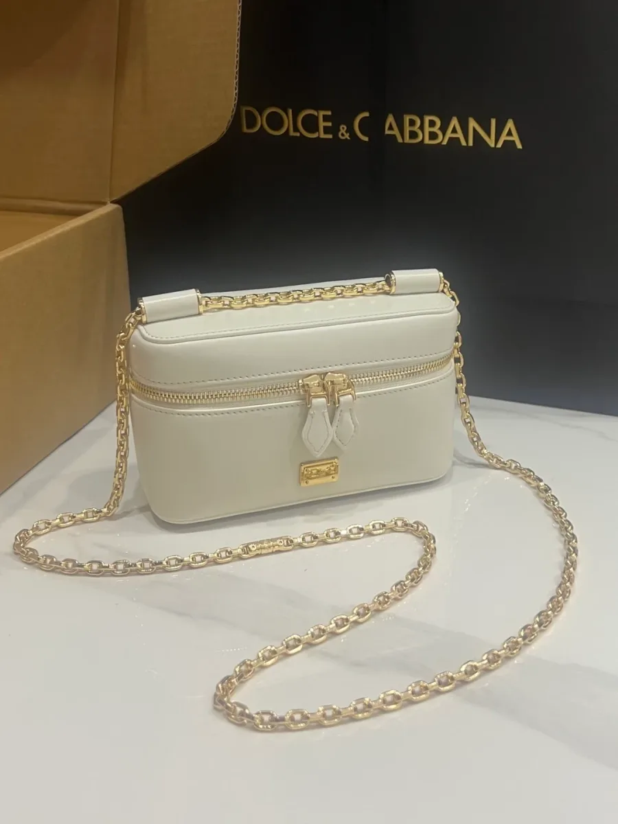 Белая сумка-косметичка Dolce & Gabbana Sicily на длинной цепочке, вид спереди