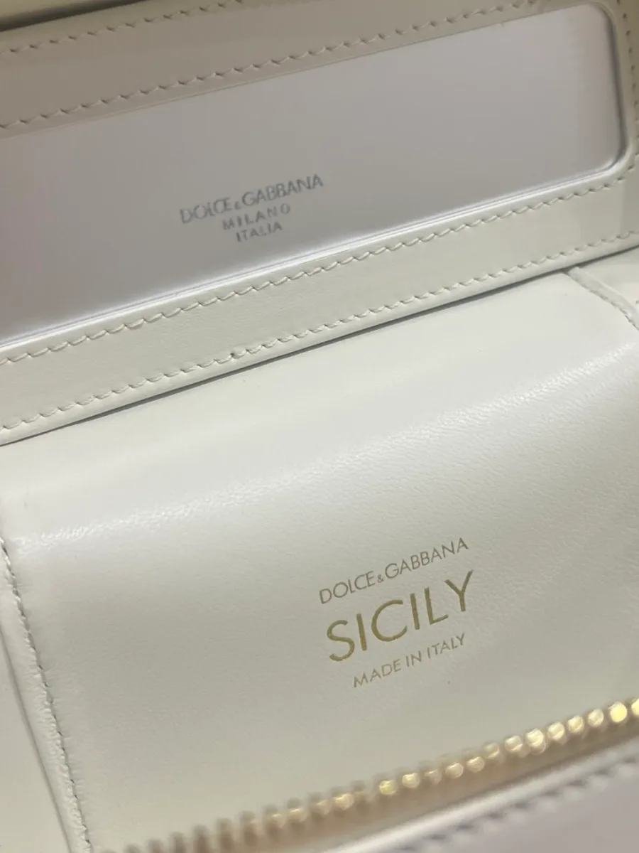 Внутренняя отделка сумки с зеркалом и золотистым тиснением Dolce & Gabbana Sicily