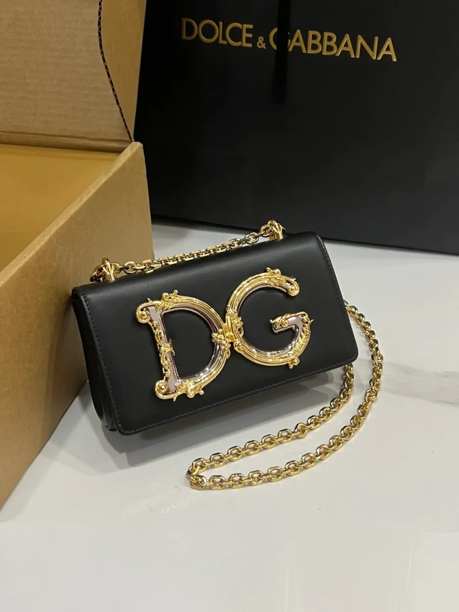 Чёрная мини-сумка Dolce & Gabbana с барочным логотипом DG, вид спереди на цепочке