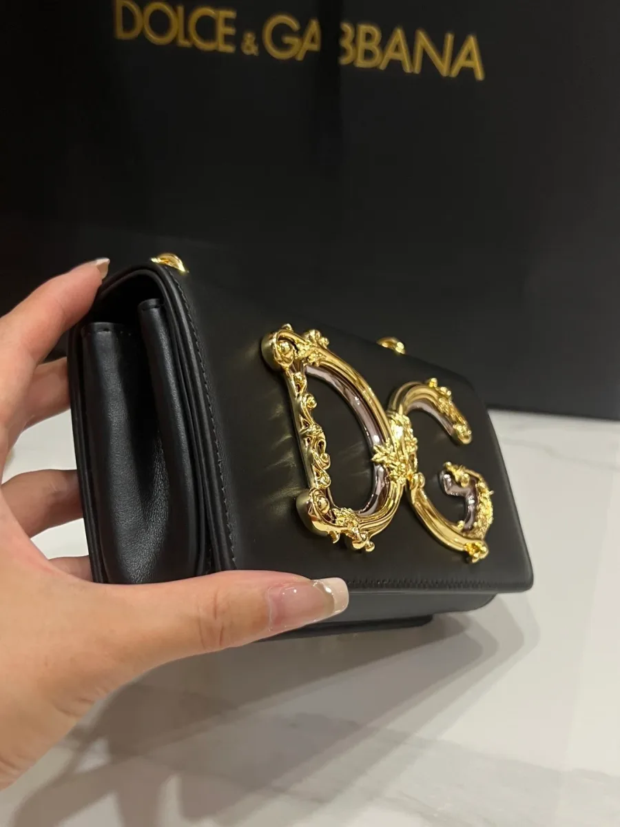 Мини-сумка Dolce & Gabbana в руке, вид сбоку на конструкцию клапана