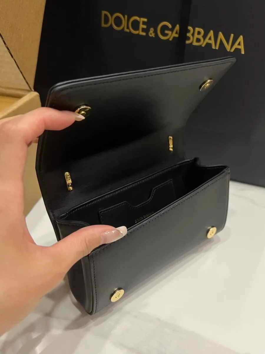 Внутреннее отделение открытой сумки Dolce & Gabbana с карманом для карт
