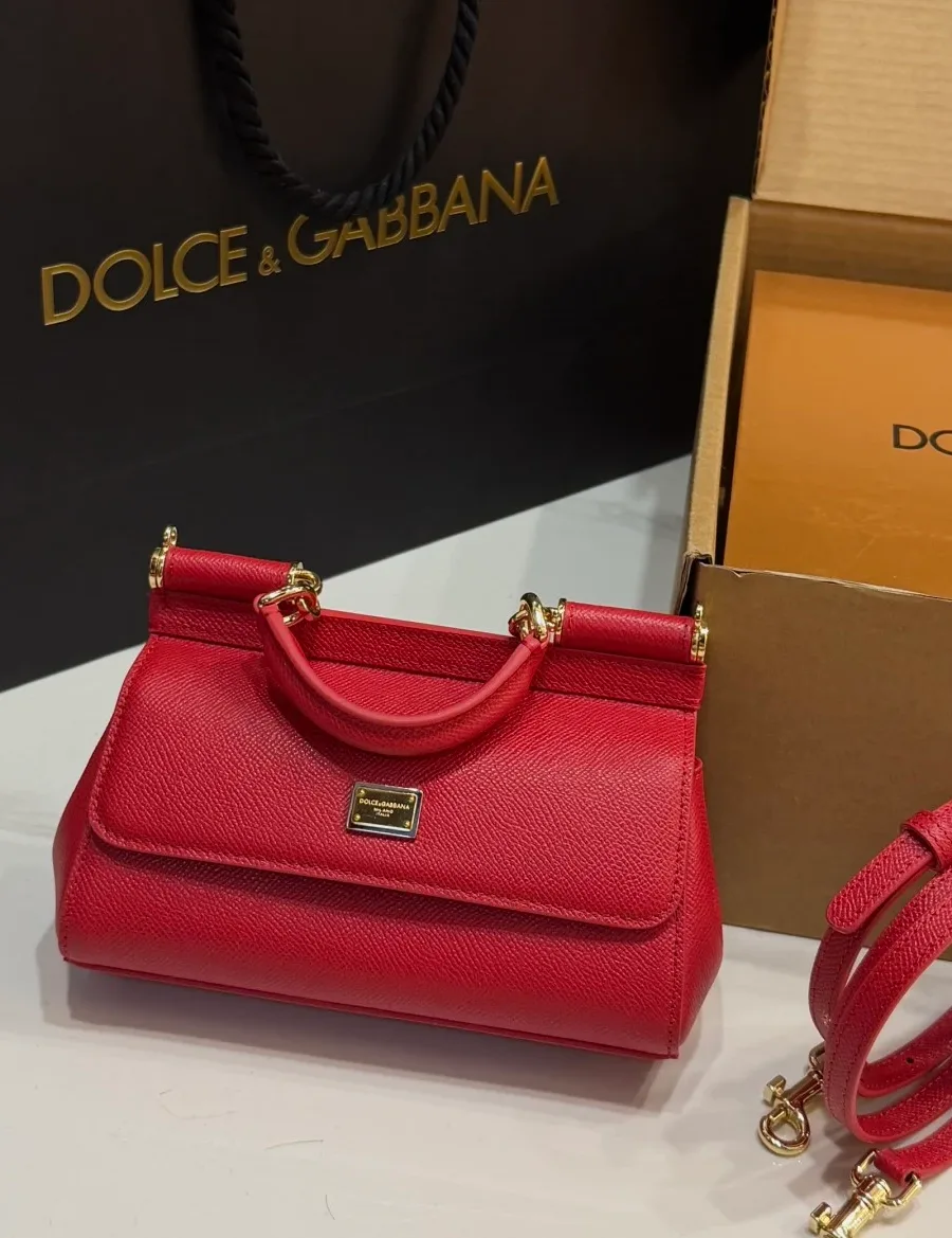 Сумка Dolce & Gabbana Sicily красного цвета рядом со съемным плечевым ремнем
