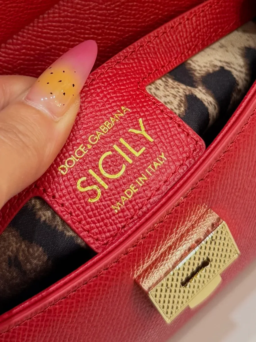 Тиснение Dolce & Gabbana Sicily на внутреннем кожаном ярлыке сумки