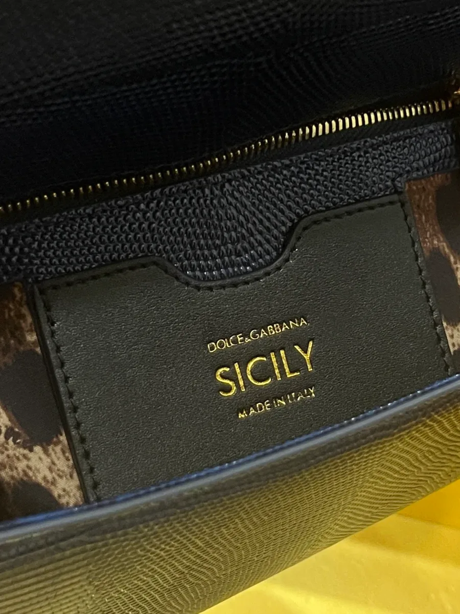 Внутреннее отделение с карманом и фирменным золотистым тиснением Sicily