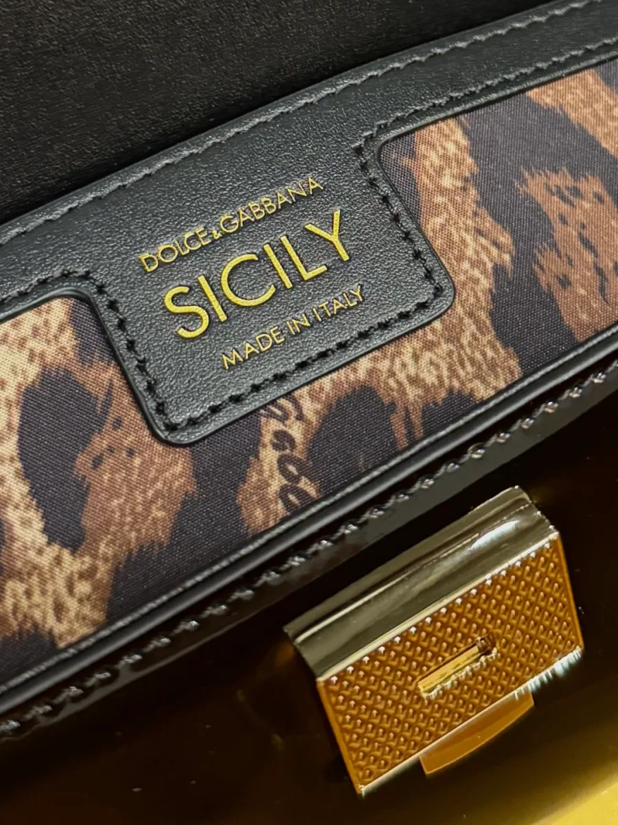 Внутренняя кожаная нашивка Sicily и золотистый замок-защёлка крупным планом