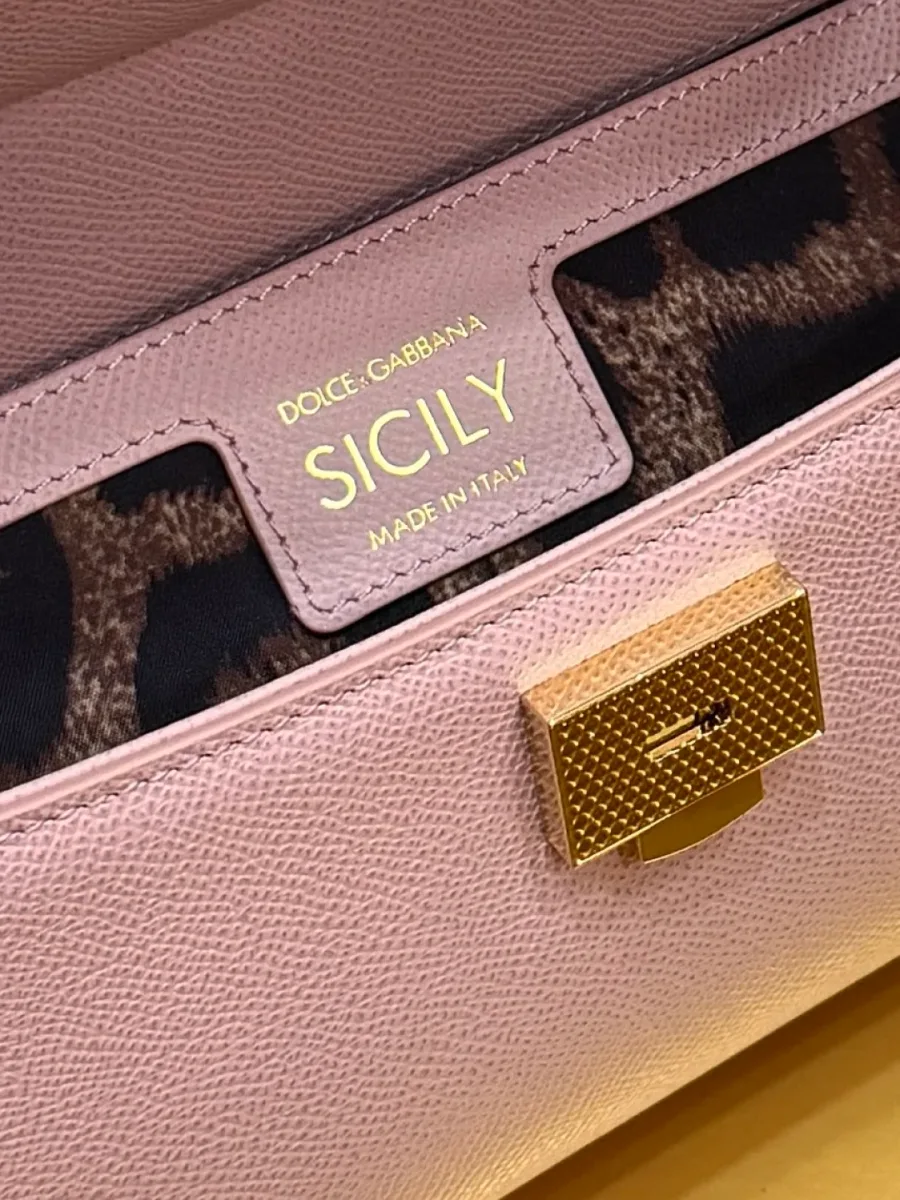 Внутренняя кожаная плакетка Sicily и леопардовая подкладка сумки