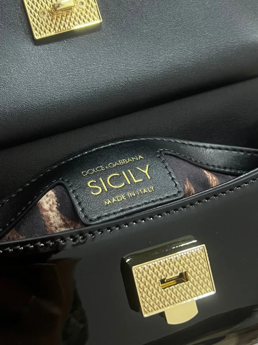Открытый клапан сумки с золотистым замком и внутренним тиснением Sicily