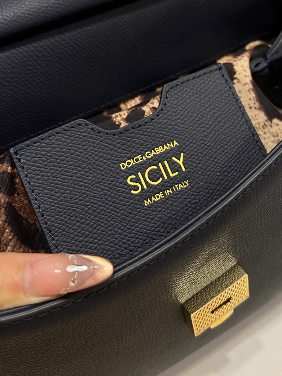 Внутренний кожаный карман с золотистым тиснением Sicily