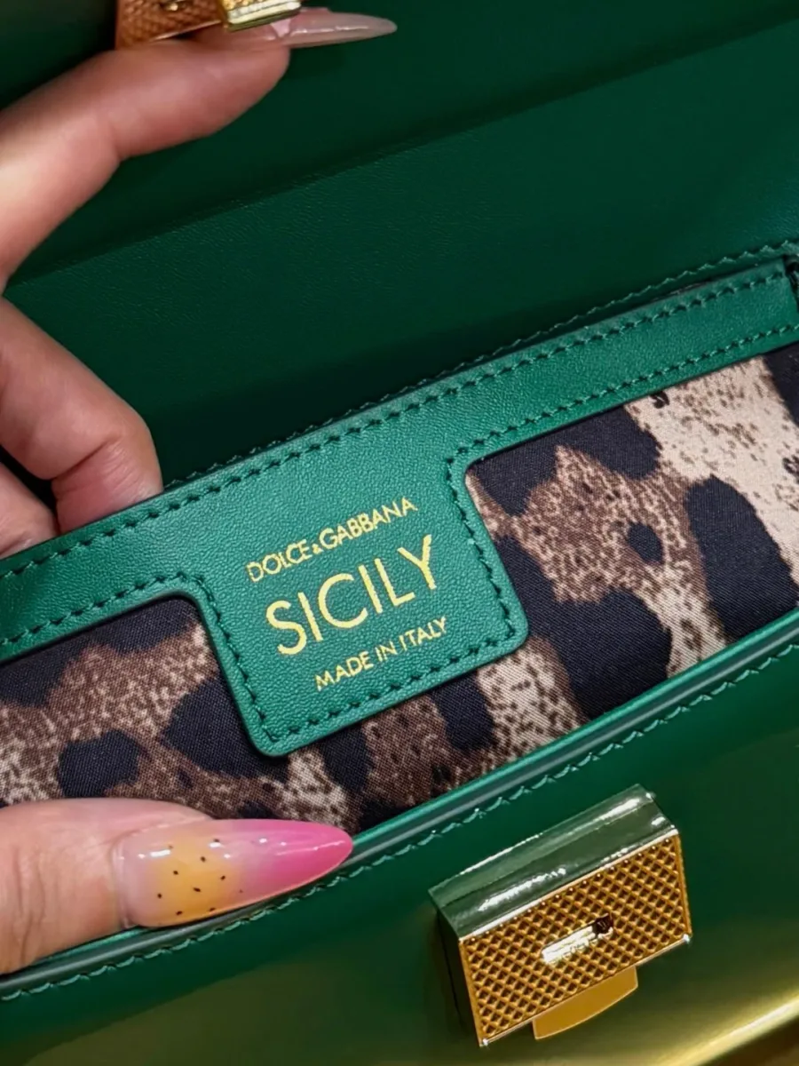 Внутренняя кожаная нашивка с тиснением Sicily и замок-защёлка на фоне леопардовой подкладки