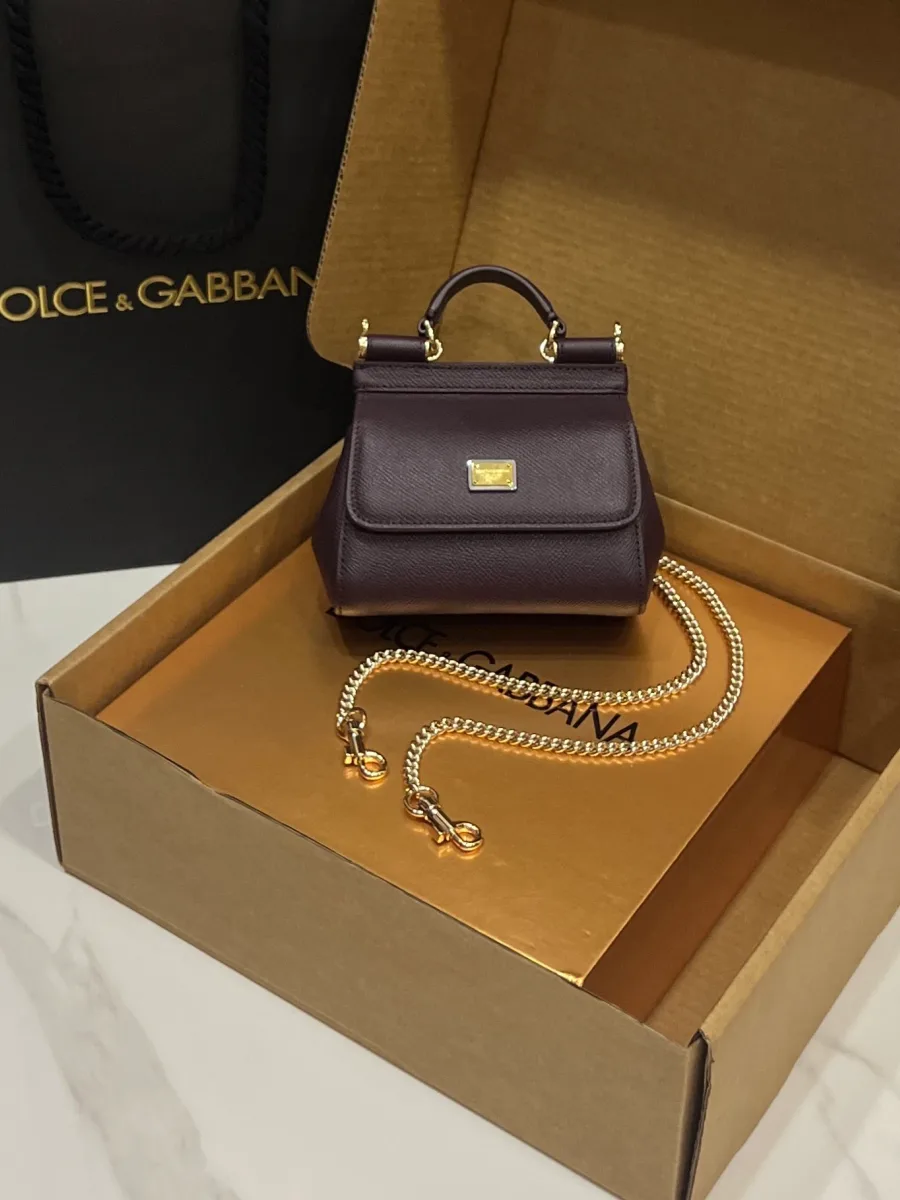 Мини-сумка Dolce & Gabbana Sicily бордового цвета с цепочкой на коробке, вид спереди