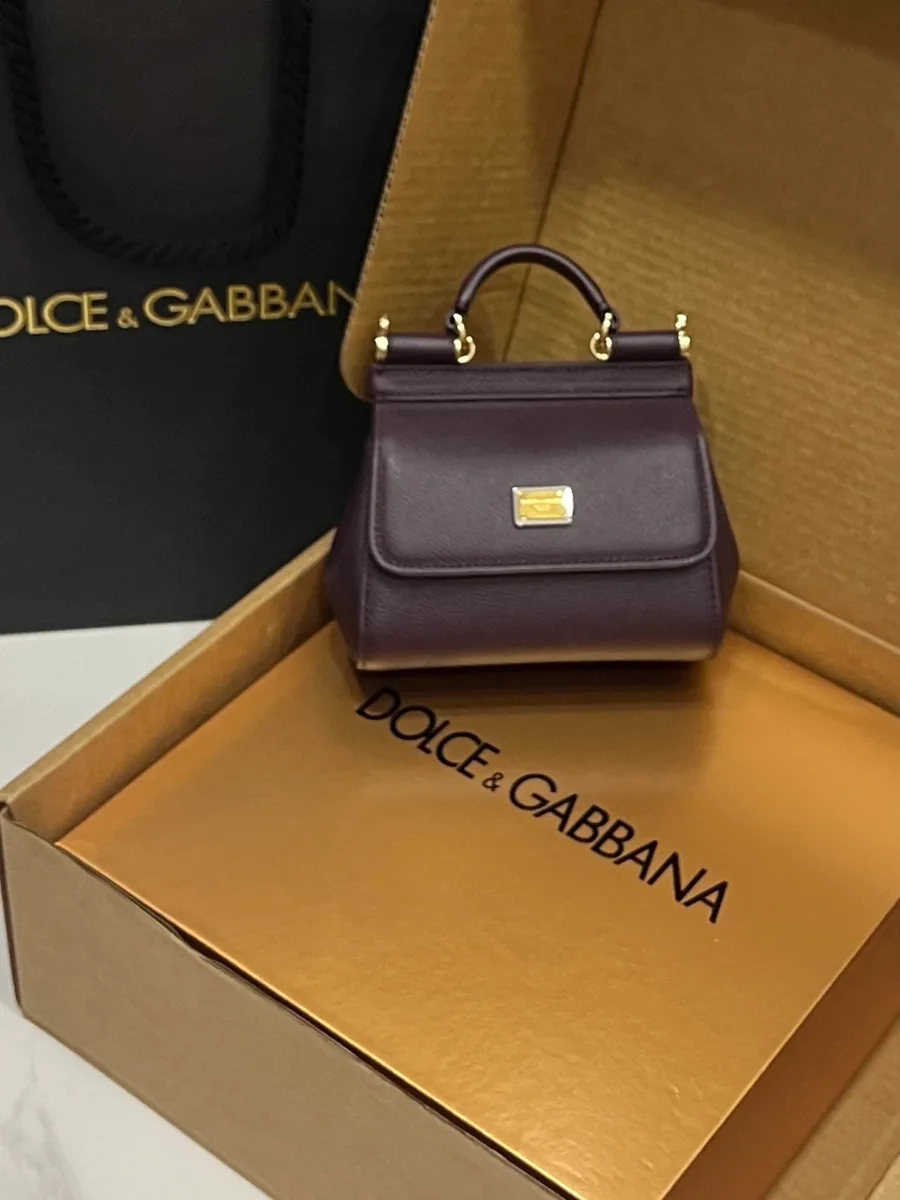 Бордовая сумка Dolce & Gabbana Sicily на коробке, вид в три четверти