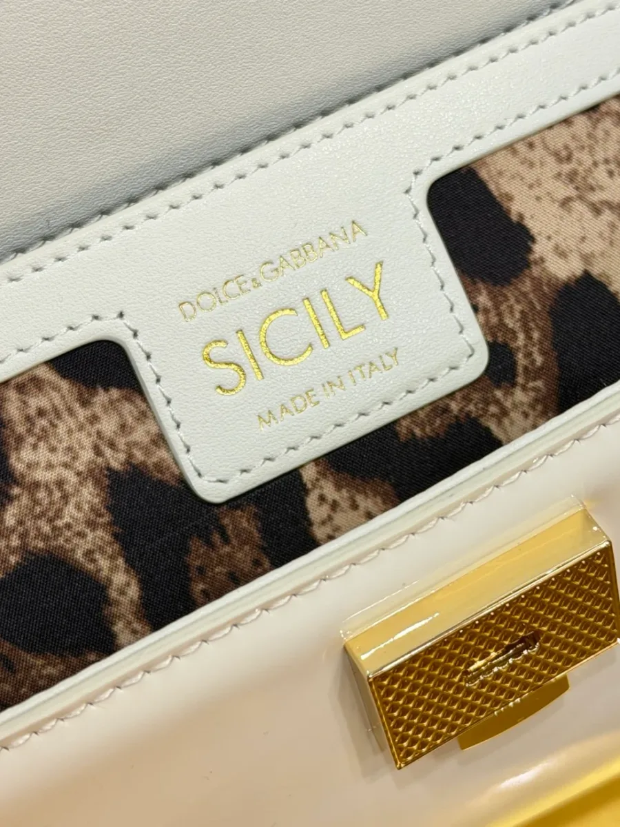 Внутренний ярлык с тиснением Sicily и золотистый замок клапана сумки