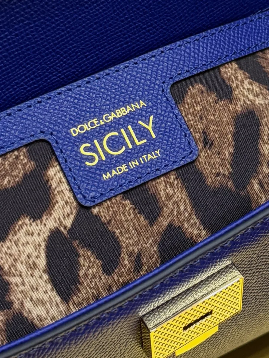 Кожаная нашивка Sicily внутри сумки на фоне леопардовой подкладки