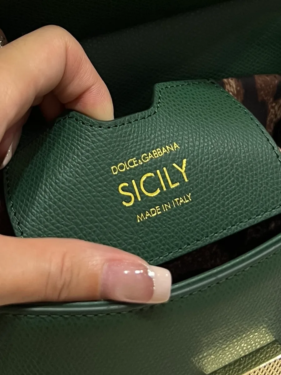 Внутренняя сторона клапана с золотистым тиснением названия модели Sicily