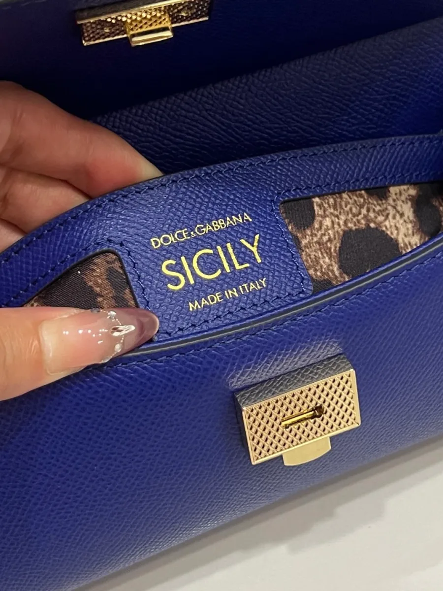 Внутреннее отделение с леопардовой подкладкой, тиснением Sicily и замком