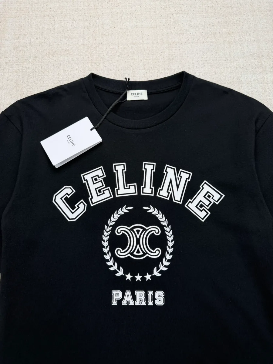 Принт с надписью Celine Paris и эмблемой Triomphe на груди