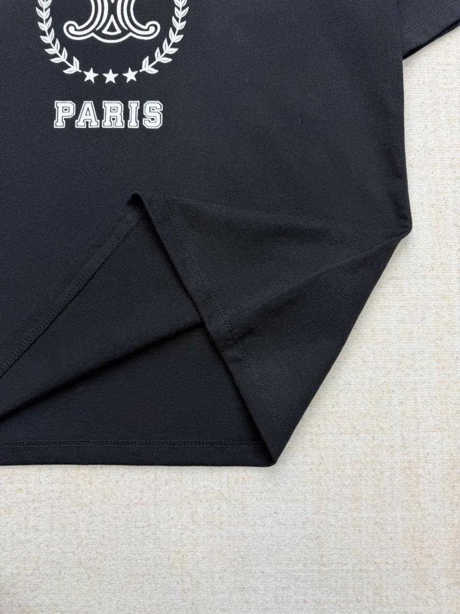 Нижняя часть футболки и деталь принта Paris крупным планом