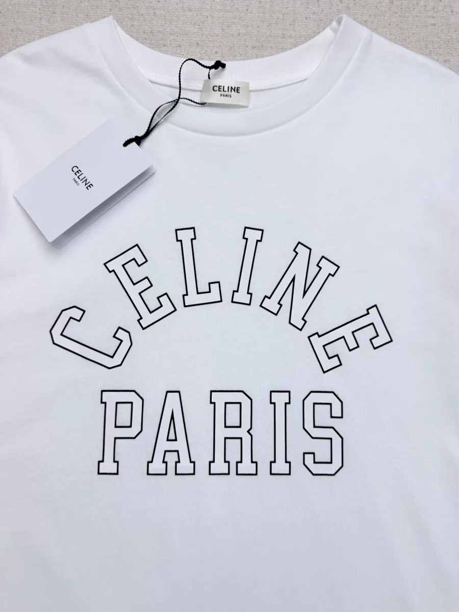 Крупный план арочного принта Celine Paris на белом лонгсливе