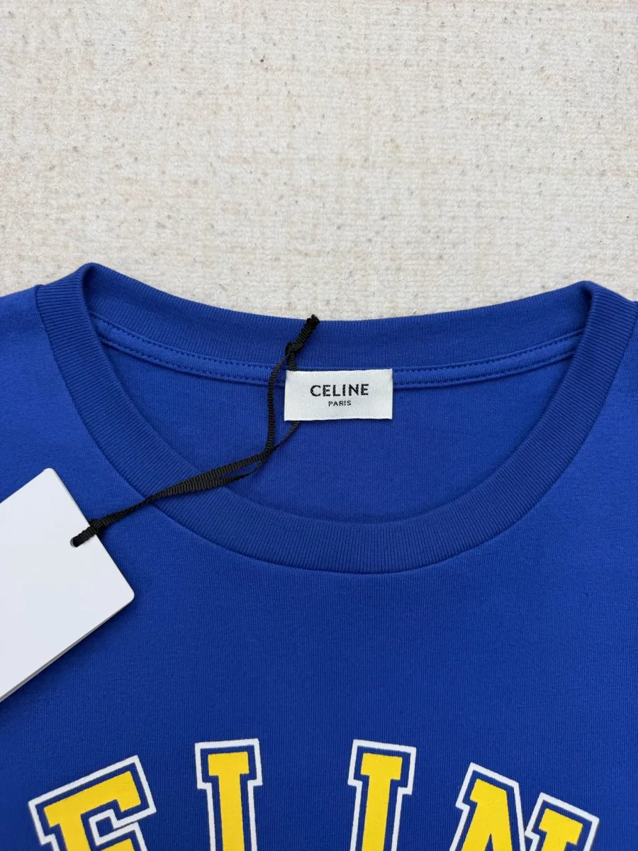 Круглый вырез горловины синей футболки с фирменной биркой Celine