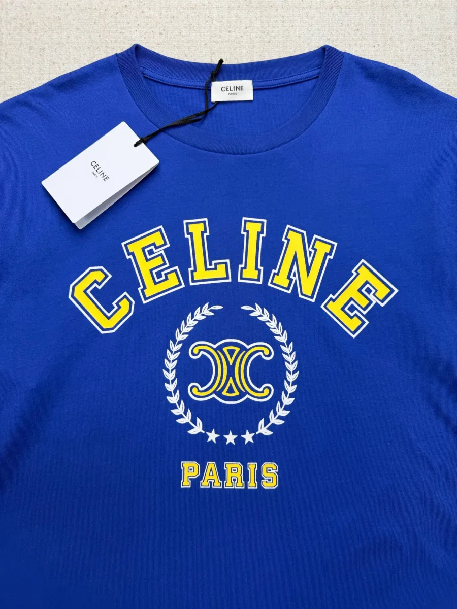 Контрастный желтый принт Celine Paris с эмблемой Triomphe на синей футболке