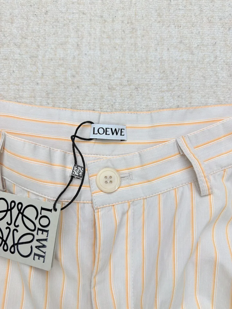 Пояс шорт с пуговицей, шлёвками и навесной биркой Loewe