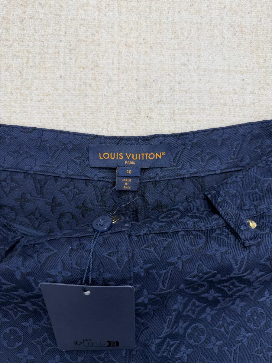 Фирменная бирка Louis Vuitton на внутренней стороне пояса шорт
