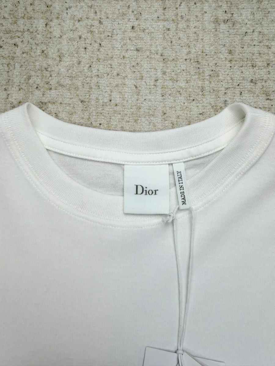 Крупный план круглого выреза горловины с фирменным ярлыком Dior